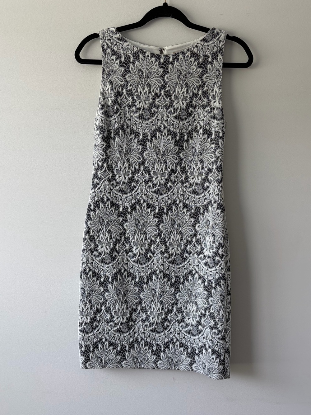 Alice + Olivia Black Ivory Jacquard Sheath Dress Size 6 Floral Brocade Cocktail